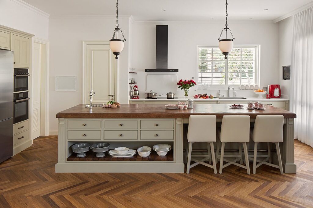 מטבח קלאסי לבן סגנון פרובנס – משפחת GV בתל אביב