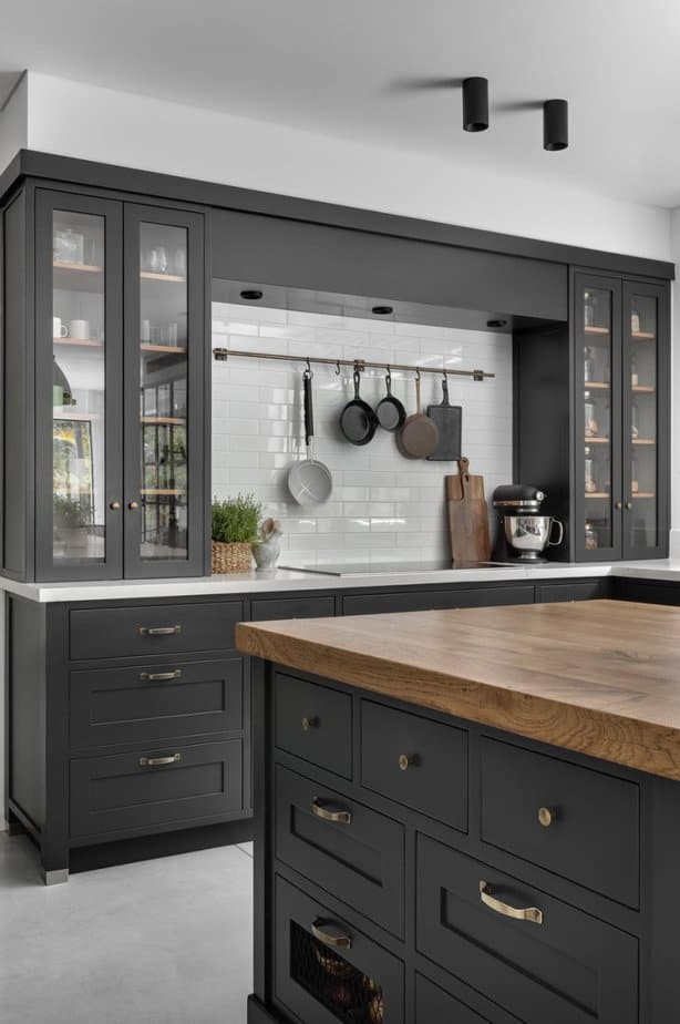 מטבח כפרי מודרני בשילוב עץ בצבע אפור כהה