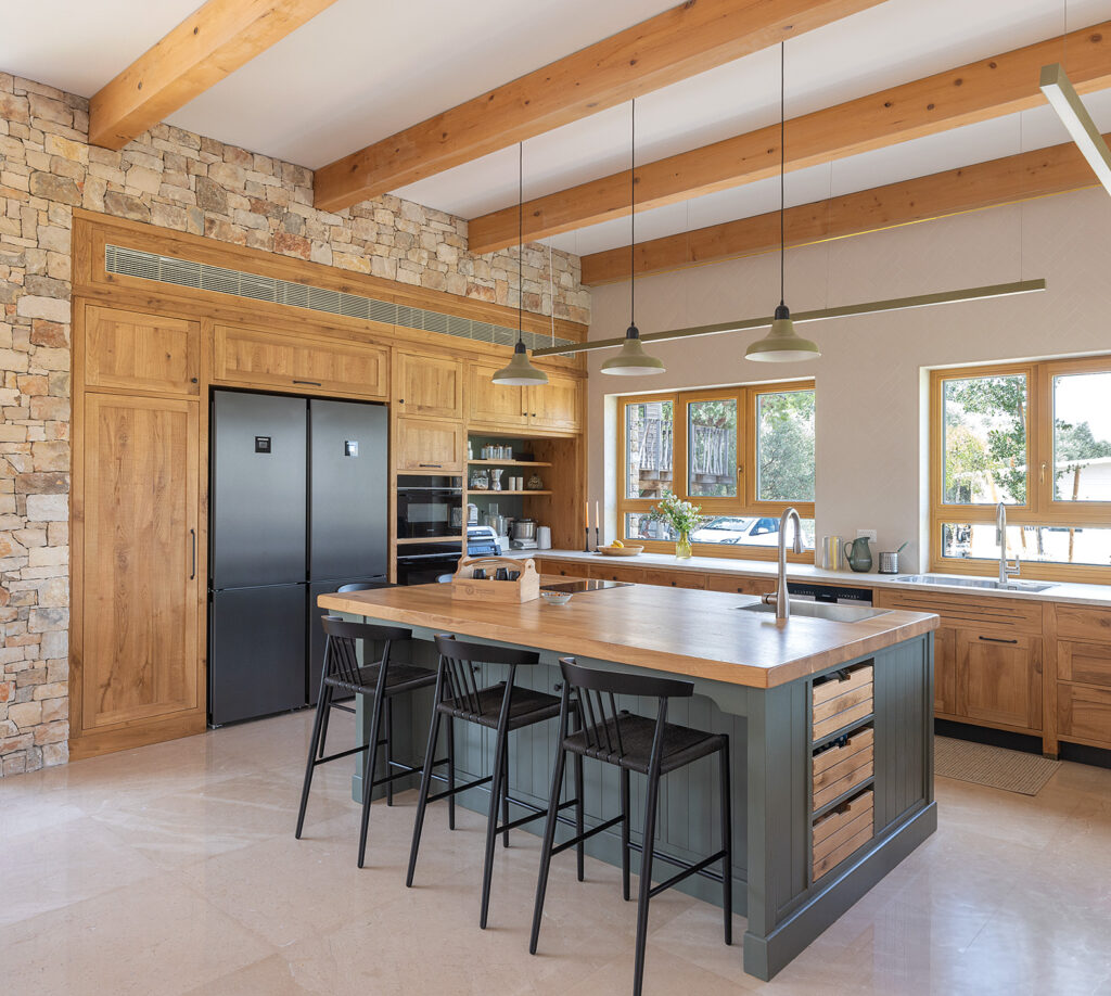 מטבח כפרי אמיתי בעבודת יד מעץ אלון רסטיק