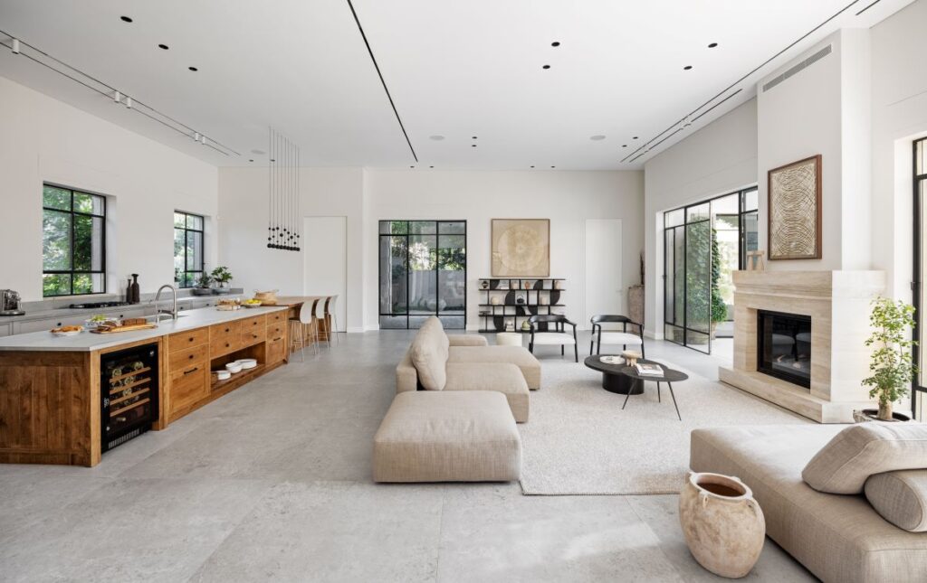 מטבח כפרי יוקרתי הכולל אי מרשים מעץ אלון בבית משפחת MU