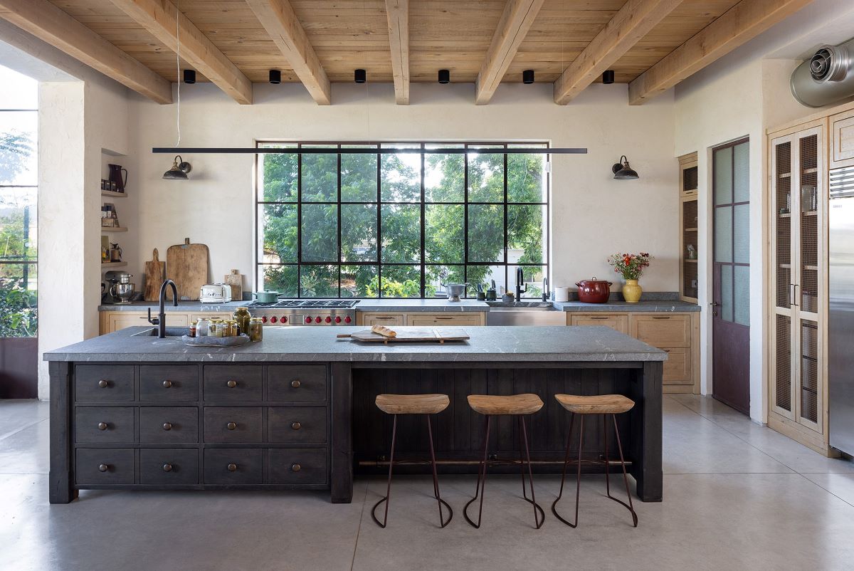 מטבח כפרי מודרני - עץ טבעי ואי בצביעה