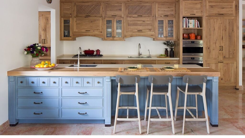 מטבח קלאסי משולב עץ טבעי וצביעה אטומה בתכלת באי