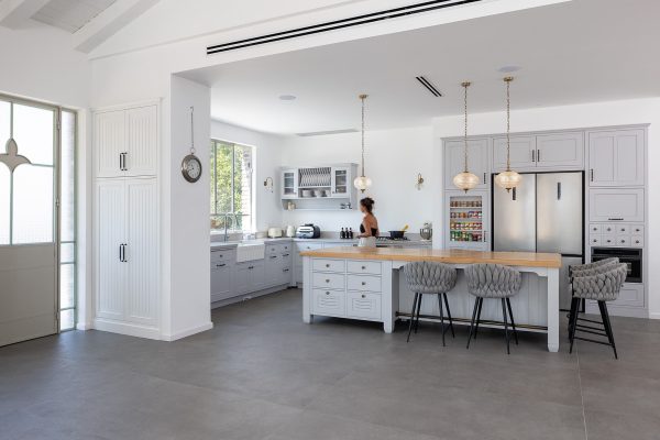 מטבח עץ אלון יוקרתי בסגנון כפרי מודרני בצבע לבן בשרון