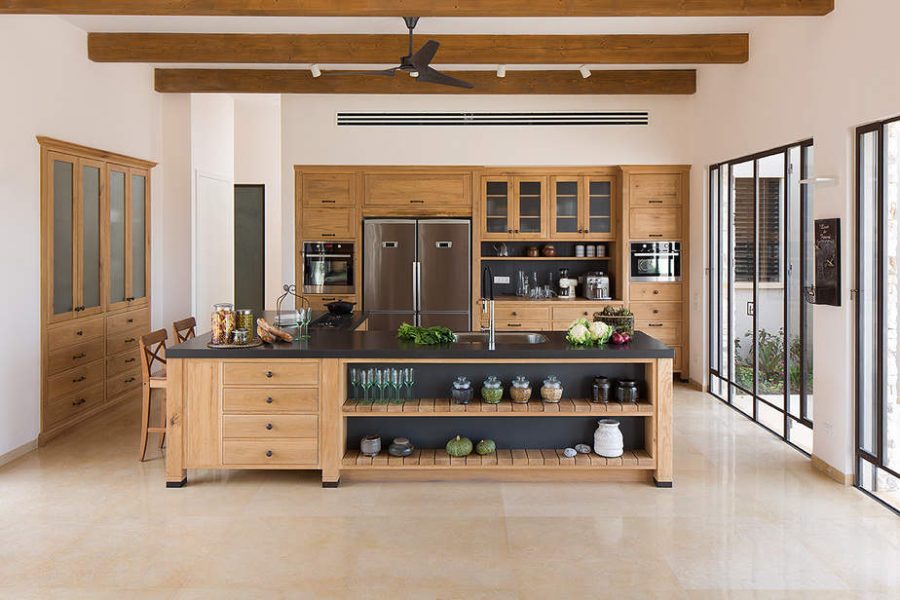 מטבח כפרי מודרני עם אי