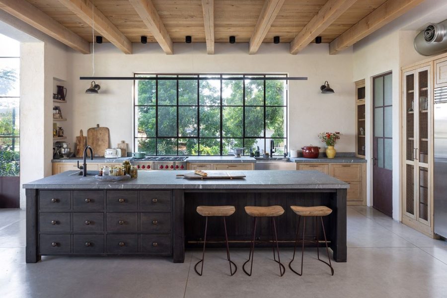 מטבח כפרי מודרני - עץ טבעי ואי בצביעה