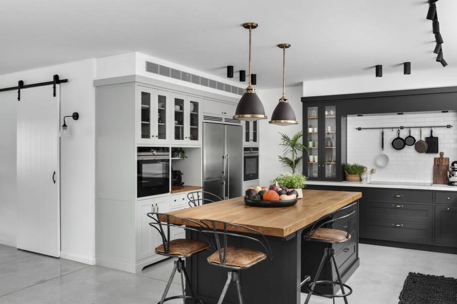 מטבח כפרי מודרני בגוון שחור