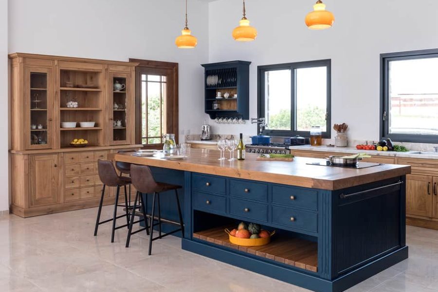 מטבח כפרי עץ גוון טבעי ומדפי איחסון פתוחים