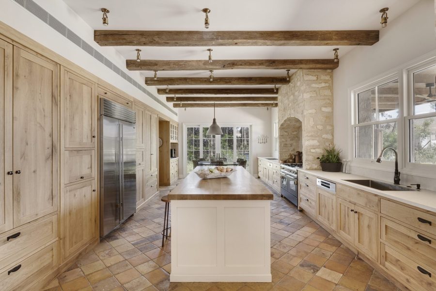 עיצוב מטבח כפרי בסגנון אנגלי חזית שייקר עם אי במרכז